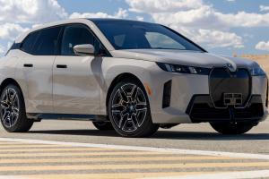 BMW iX xDrive45 2025 – más refinado, más cómodo y más tecnológico