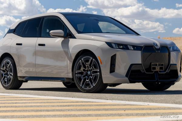 BMW iX xDrive45 2025 – más refinado, más cómodo y más tecnológico