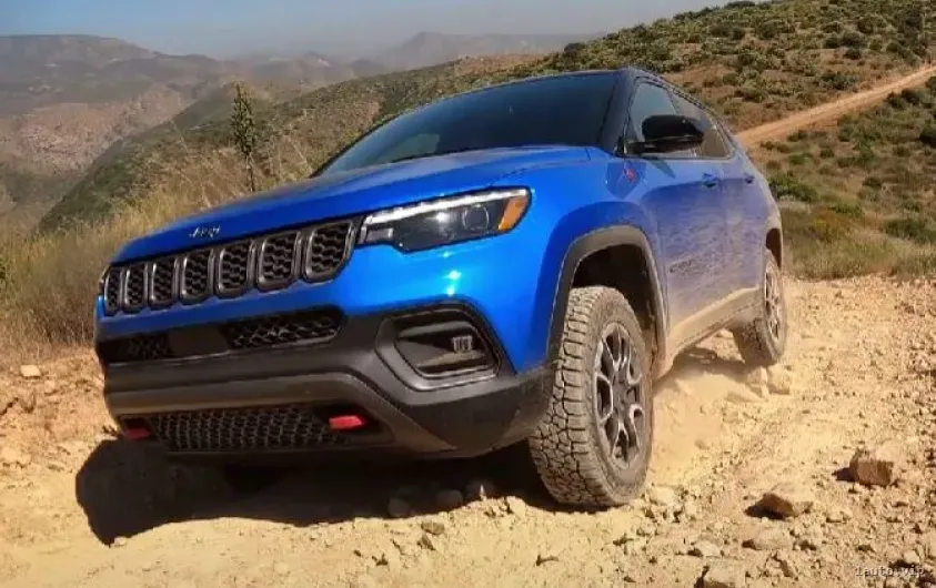 Ganchos de remolque y neumáticos todoterreno Compass Trailhawk 2024