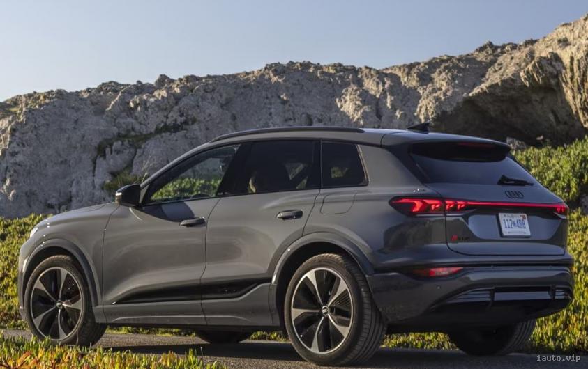 Vista lateral del Audi SQ6 2025