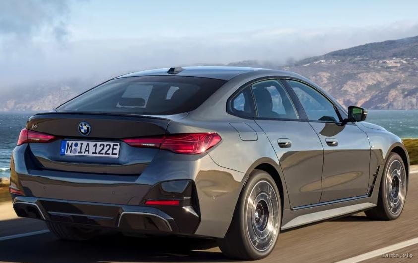 Parachoques trasero del sedán coupé BMW i4 eDrive40