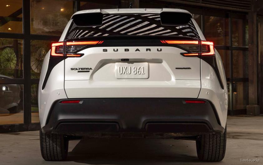Óptica trasera Subaru Solterra 2026