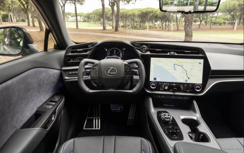 Interior de la versión RZ550e con volante tipo yugo