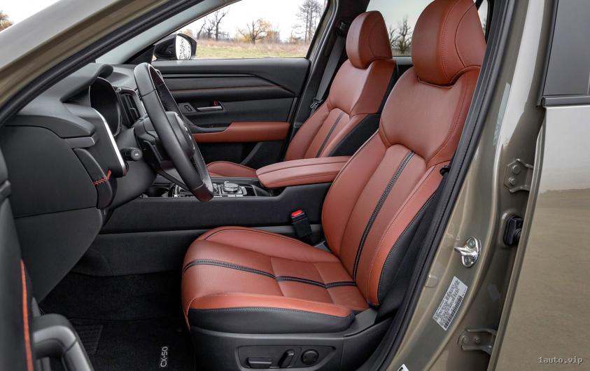 Interior del Mazda CX-50 versión híbrida