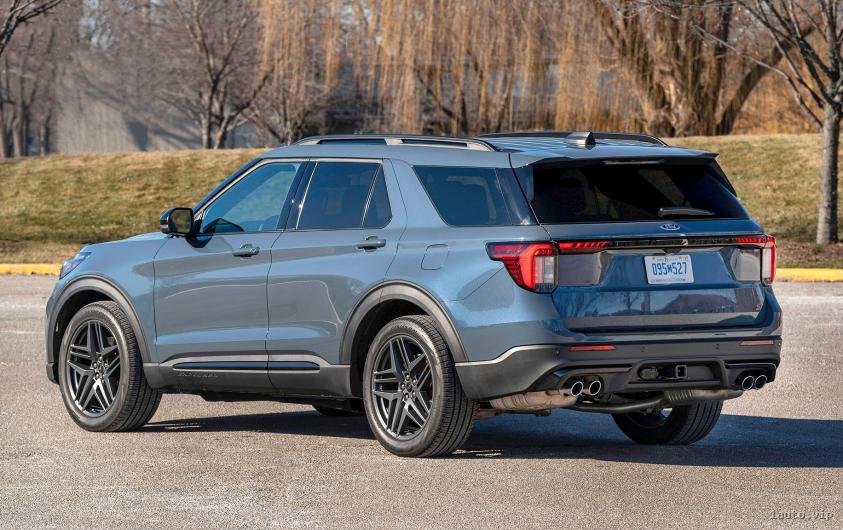 Parachoques trasero y ópticas del Ford Explorer ST 2025
