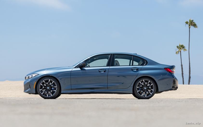 Vista lateral del BMW M340i 2025