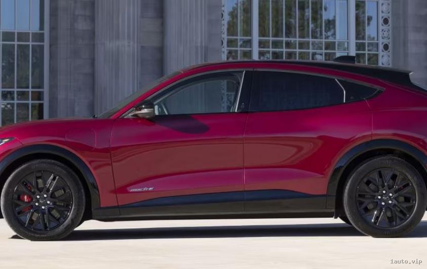 2025 Ford Mustang Mach-E lateral