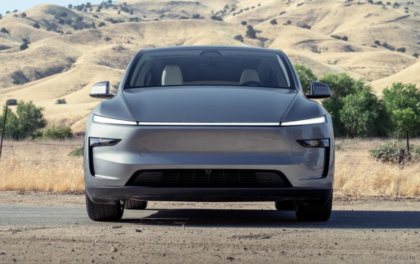 Óptica delantera actualizada del Tesla Model Y 2026