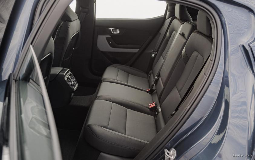 Fila trasera espaciosa de asientos Polestar 2 2025