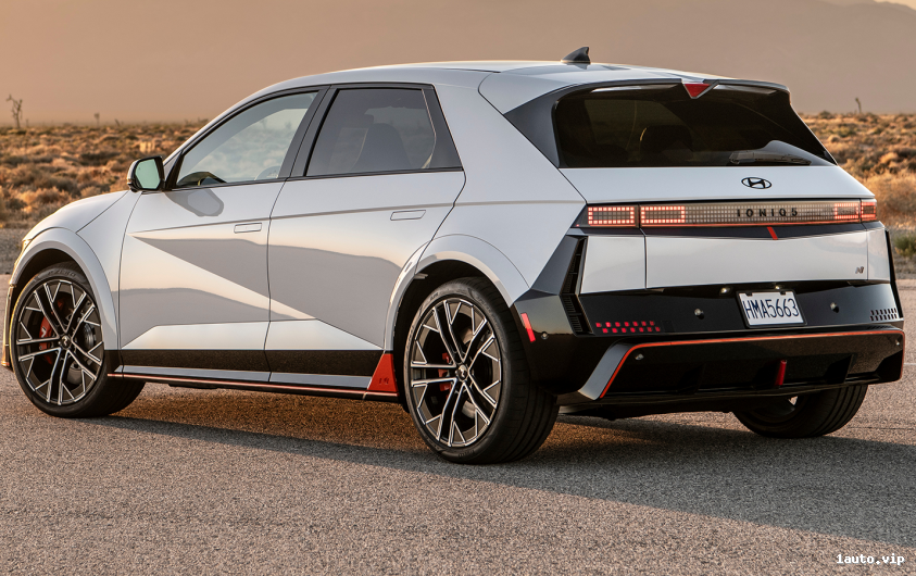 Óptica trasera del deportivo Hyundai Ioniq 5 N 2025