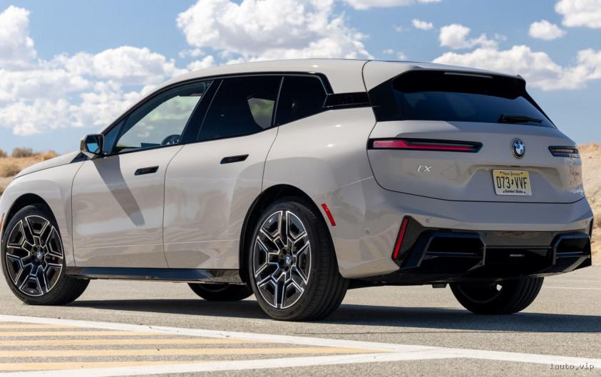 BMW iX xDrive45 2025 parachoques trasero y ópticas