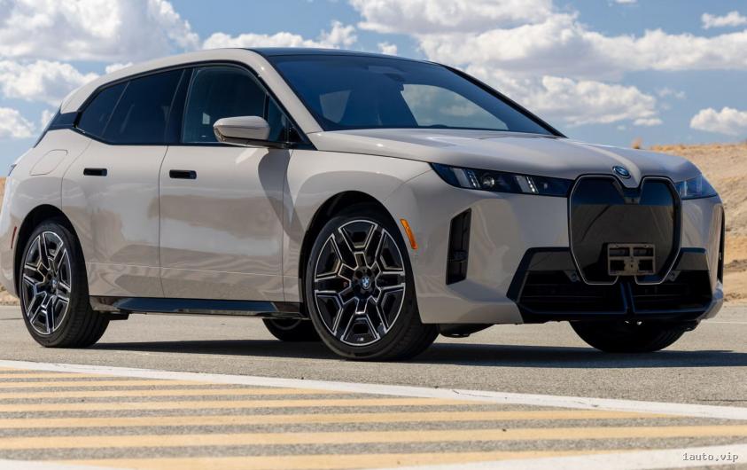 BMW iX xDrive45 2025 – más refinado, más cómodo y más tecnológico