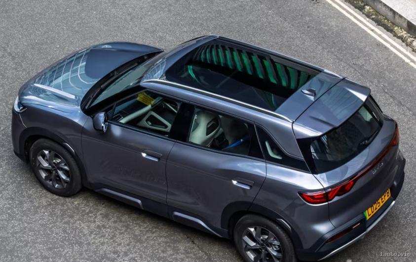 Techo de cristal y parte lateral del BYD Atto 2