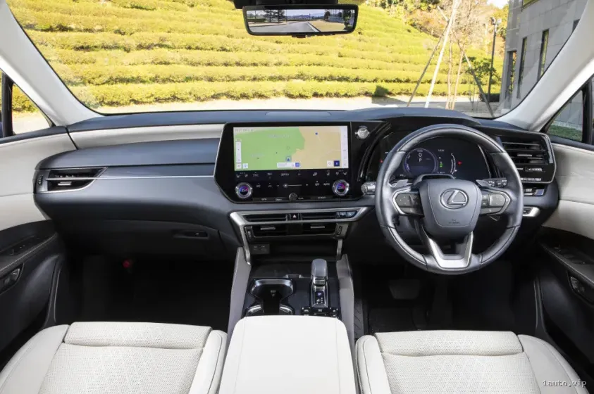 Interior del Lexus RX 450+ 2023 versión japonesa