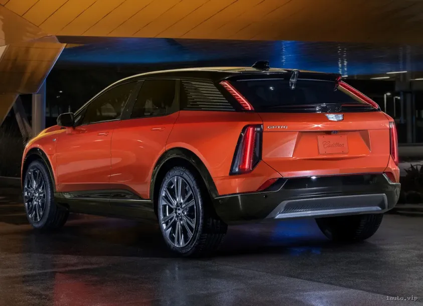 Cadillac Optiq 2024 SUV eléctrico compacto vista trasera