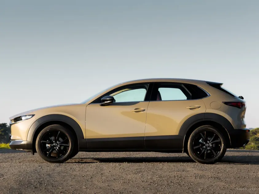 Parte lateral del subcompacto CX-30 2024