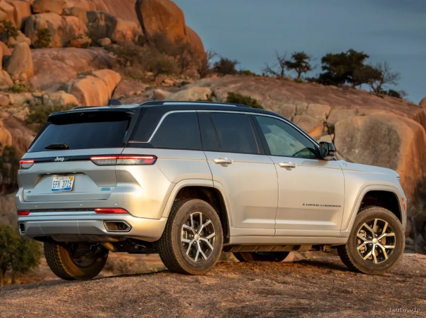 Parachoques trasero y vista lateral del Jeep Grand Cherokee 4XE Plag-in