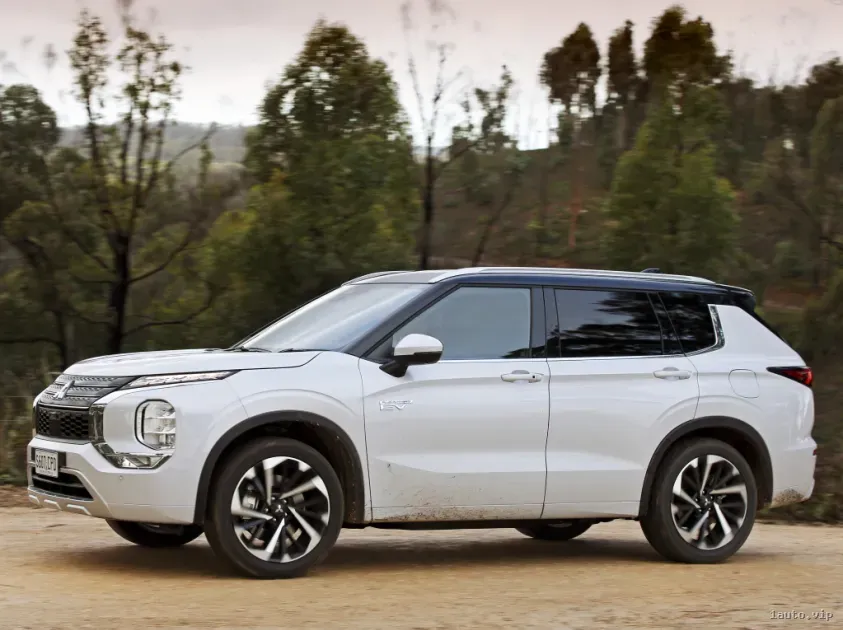 Mitsubishi Outlander 2023 vista lateral