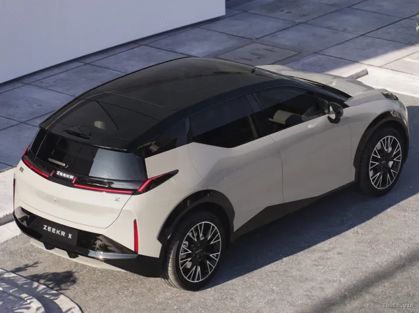 Zeekr X 2023 vista trasera y techo panorámico
