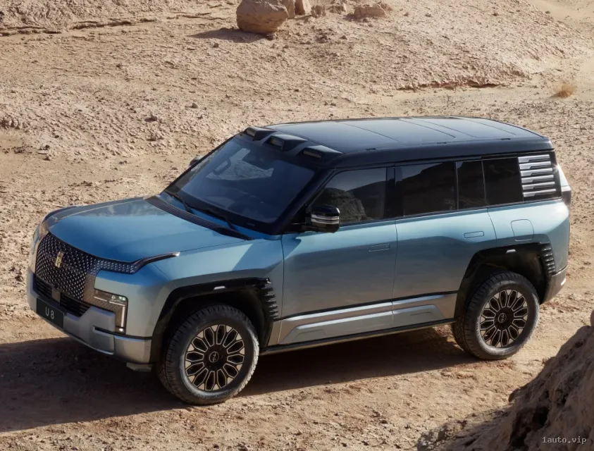 BYD Yangwang U8 con 1100 caballos de fuerza y 4 motores en cada rueda