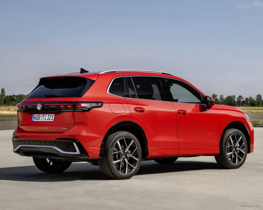 Volkswagen Tiguan 2024 vista trasera y lateral R-Line